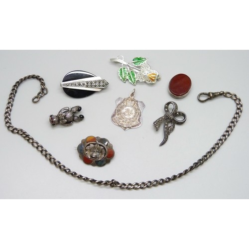 7060 - An assortment of silver jewellery including brooches, Albert chain, fob, etc., 62g