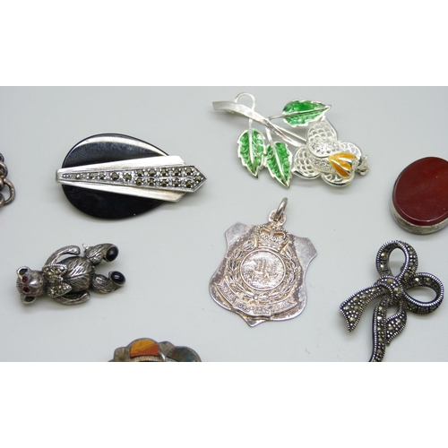 7060 - An assortment of silver jewellery including brooches, Albert chain, fob, etc., 62g