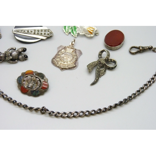 7060 - An assortment of silver jewellery including brooches, Albert chain, fob, etc., 62g