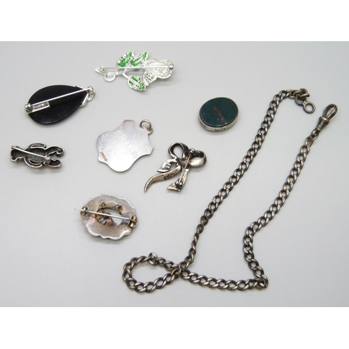 7060 - An assortment of silver jewellery including brooches, Albert chain, fob, etc., 62g