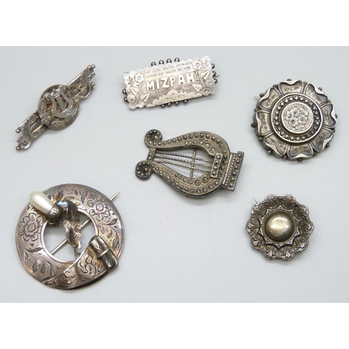 7065 - A collection of Victorian brooches, three hallmarked silver and three unmarked, 28g