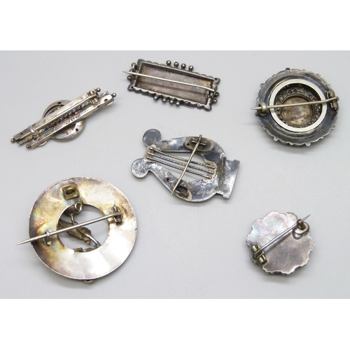 7065 - A collection of Victorian brooches, three hallmarked silver and three unmarked, 28g