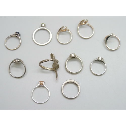 7068 - Eleven silver rings, 30g