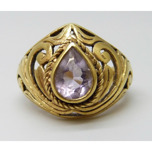 7069 - A silver gilt pear shaped amethyst ring, K