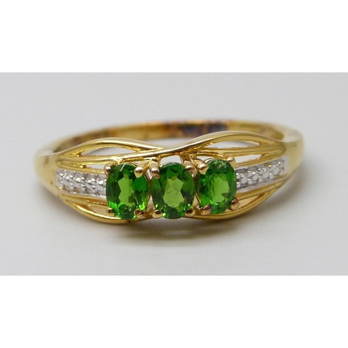 7070 - A silver gilt chrome diopside ring, R/S