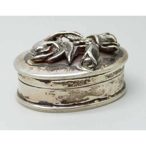 7071 - A silver pill box with rose decoration, 18g, 3.2 x 2.5cm