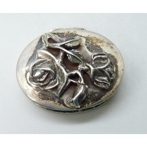 7071 - A silver pill box with rose decoration, 18g, 3.2 x 2.5cm