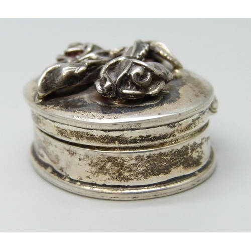 7071 - A silver pill box with rose decoration, 18g, 3.2 x 2.5cm