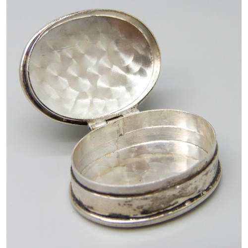 7071 - A silver pill box with rose decoration, 18g, 3.2 x 2.5cm