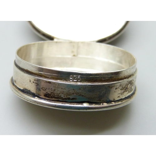 7071 - A silver pill box with rose decoration, 18g, 3.2 x 2.5cm