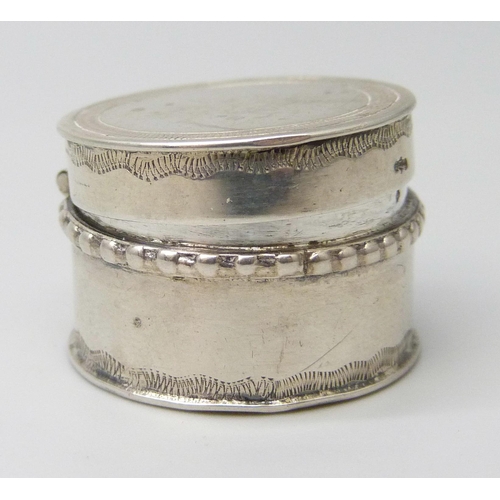 7072 - A French silver pill/patch box, 13g, 2.4cm