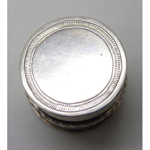 7072 - A French silver pill/patch box, 13g, 2.4cm