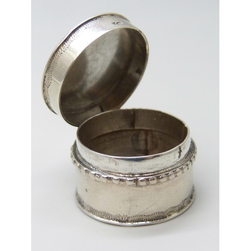 7072 - A French silver pill/patch box, 13g, 2.4cm