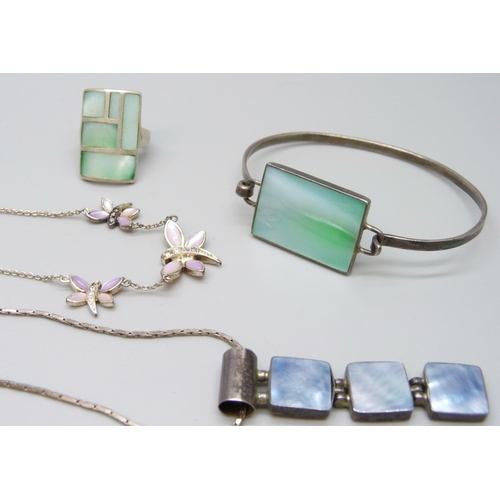 7081 - A collection of silver mother of pearl set jewellery, 82g