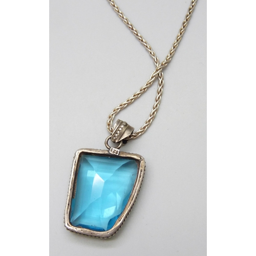 7083 - A silver and blue glass set pendant and a silver chain, 22g, 4.2cm including bale