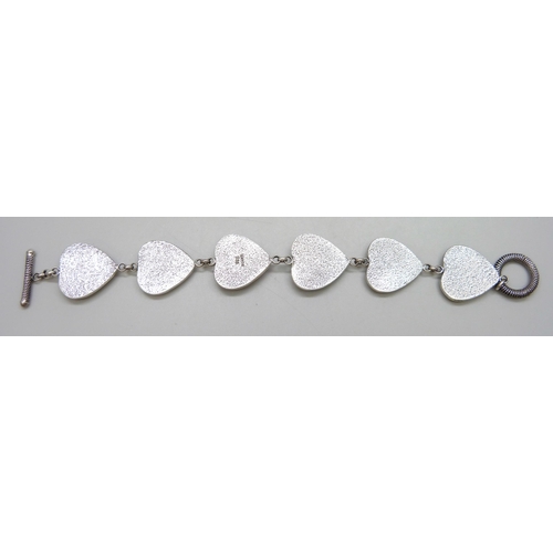 7085 - A sterling silver heart bracelet, 34g, 20cm