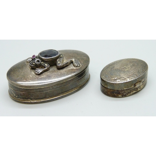 7102 - Two silver pill boxes, one with frog to the lid, and a silver swivel fob inset with onyx, malachite ... 