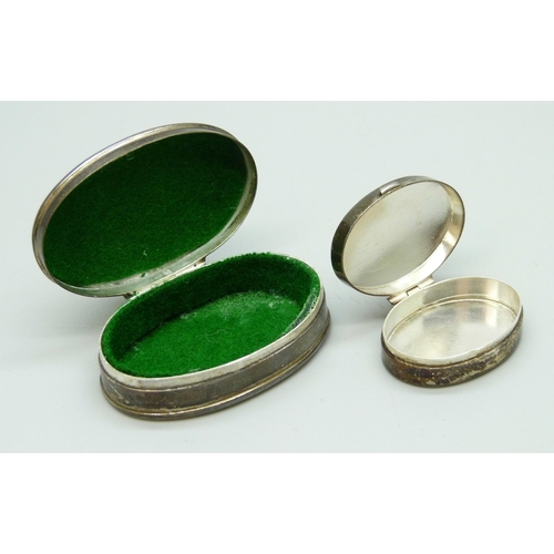 7102 - Two silver pill boxes, one with frog to the lid, and a silver swivel fob inset with onyx, malachite ... 