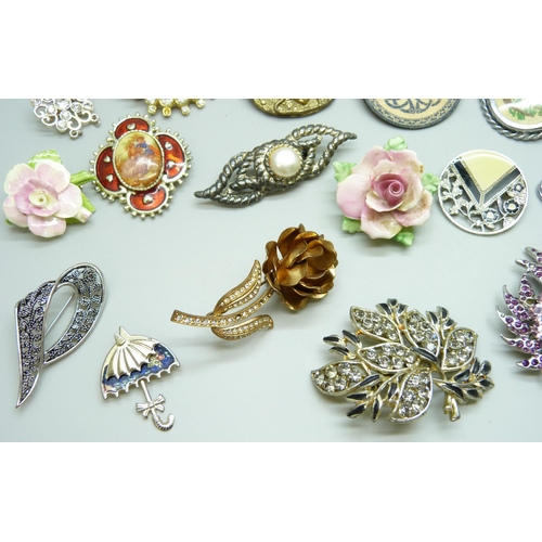 7108 - Thirty costume brooches