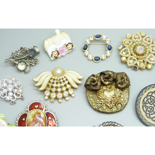 7108 - Thirty costume brooches