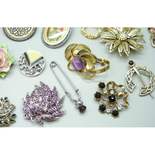 7108 - Thirty costume brooches