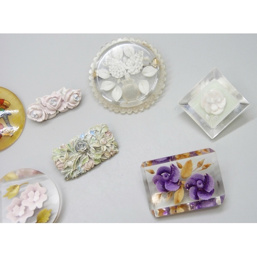 7114 - Twelve plastic brooches