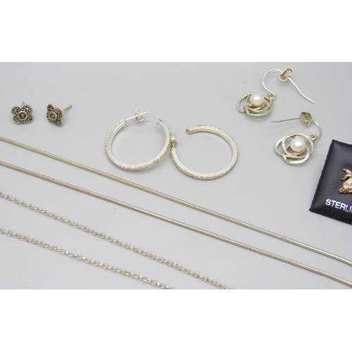 7118 - A collection of silver jewellery including chains, pendants, earrings etc., 26g, together with two p... 