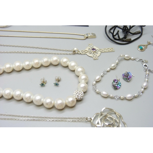 7118 - A collection of silver jewellery including chains, pendants, earrings etc., 26g, together with two p... 