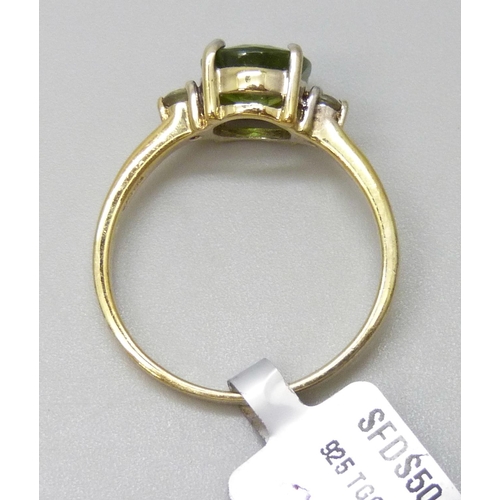 7125 - A silver gilt green sapphire ring, T