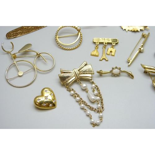 7132 - A collection of 35 pieces of gold-tone jewellery