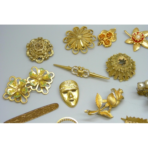 7132 - A collection of 35 pieces of gold-tone jewellery