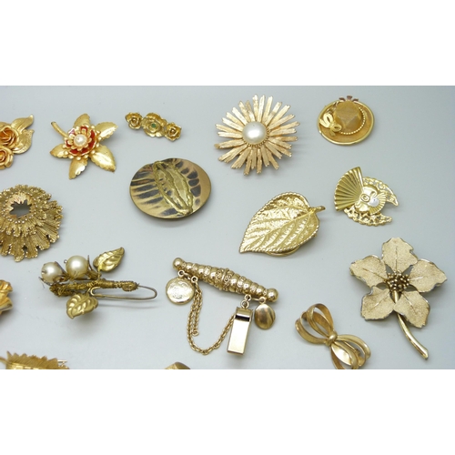 7132 - A collection of 35 pieces of gold-tone jewellery