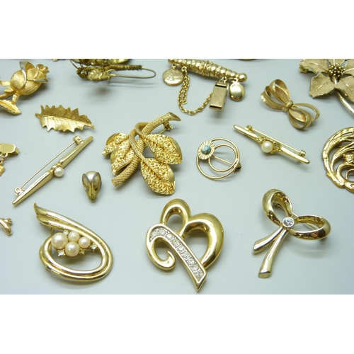 7132 - A collection of 35 pieces of gold-tone jewellery