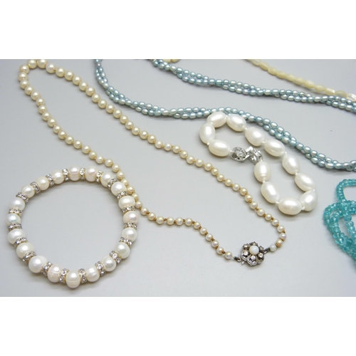 7135 - Cultured pearl beads and other beaded necklaces, some with silver clasps