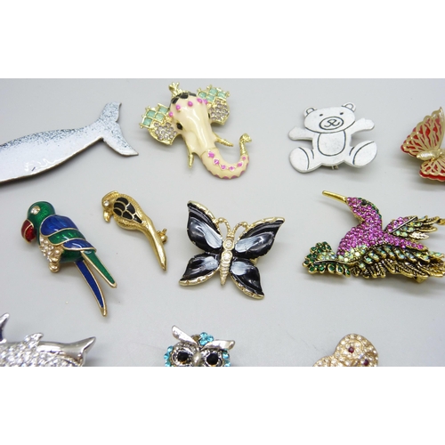 7141 - Twenty animal related brooches