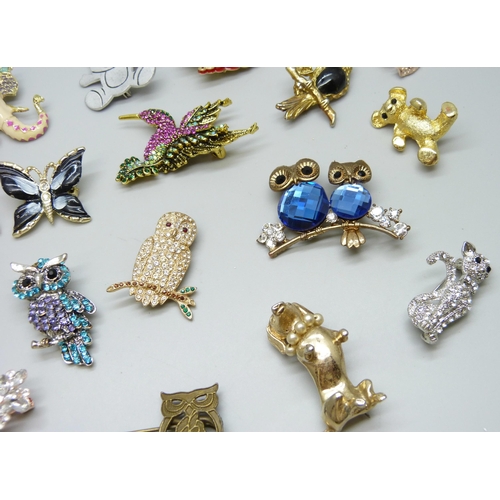 7141 - Twenty animal related brooches