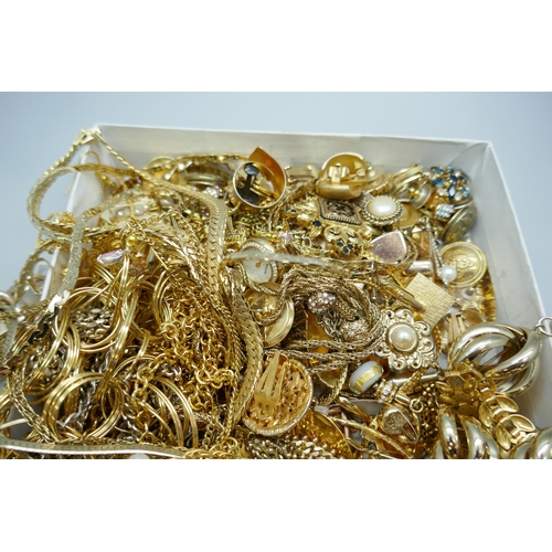 7156 - A collection of gold tone jewellery