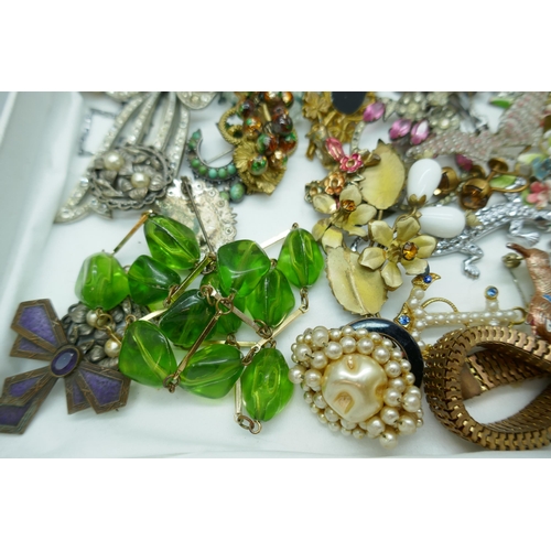 7157 - A collection of vintage costume jewellery