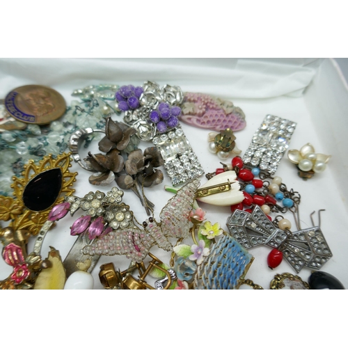 7157 - A collection of vintage costume jewellery