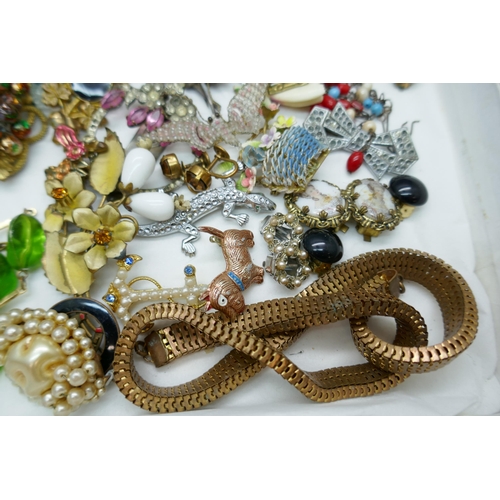 7157 - A collection of vintage costume jewellery