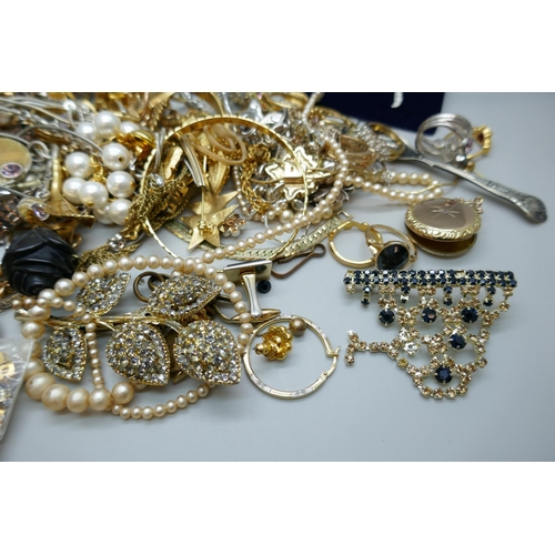 7158 - A collection of costume jewellery