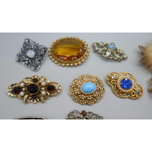 7160 - Twenty-two vintage brooches