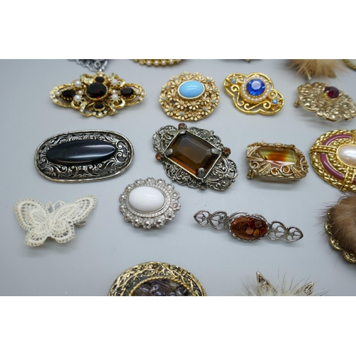 7160 - Twenty-two vintage brooches