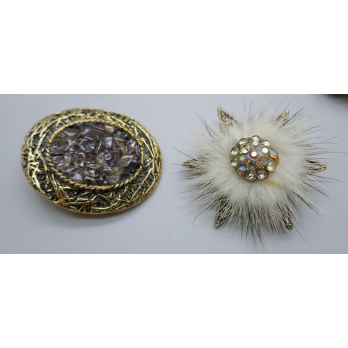 7160 - Twenty-two vintage brooches