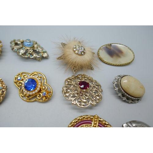 7160 - Twenty-two vintage brooches