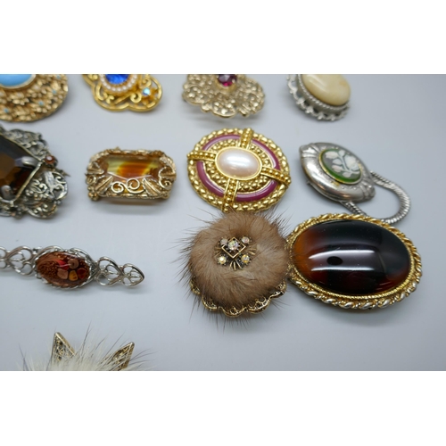 7160 - Twenty-two vintage brooches