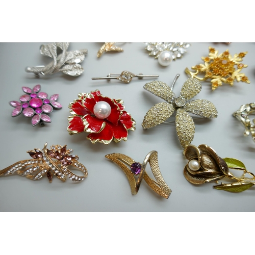 7162 - Fifty costume brooches