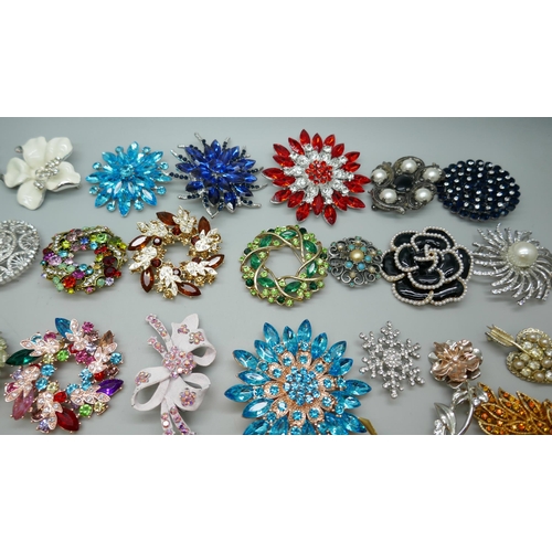 7162 - Fifty costume brooches