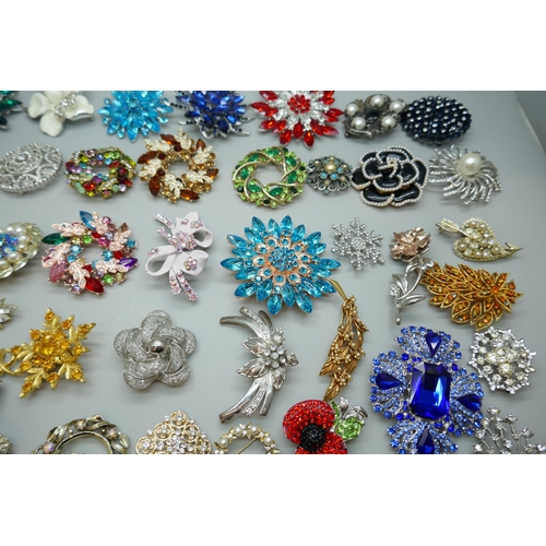 7162 - Fifty costume brooches