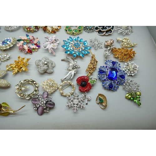 7162 - Fifty costume brooches